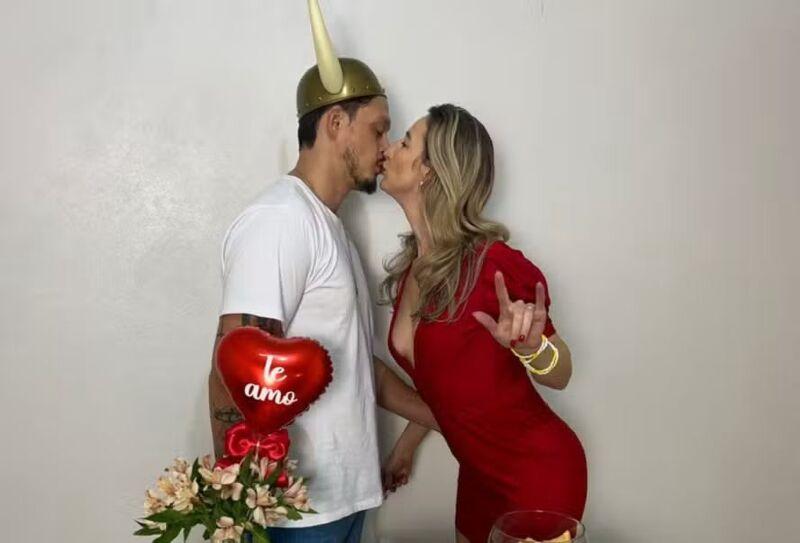 Casal se inspira em influenciadores e celebra bodas com tema de 'maior corno do mundo
