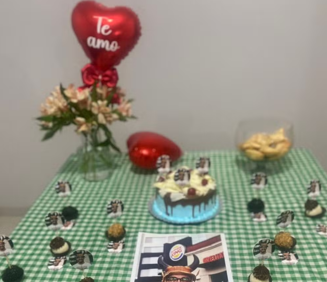 Casal se inspira em influenciadores e celebr tema de 'maior corno do mundo